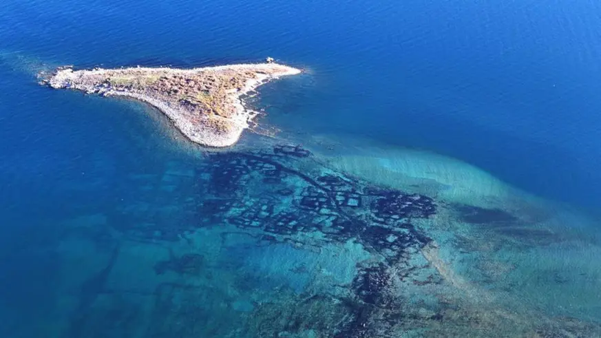 Van Gölü'nün çekilmesiyle su altındaki tarih gün yüzüne çıkıyor