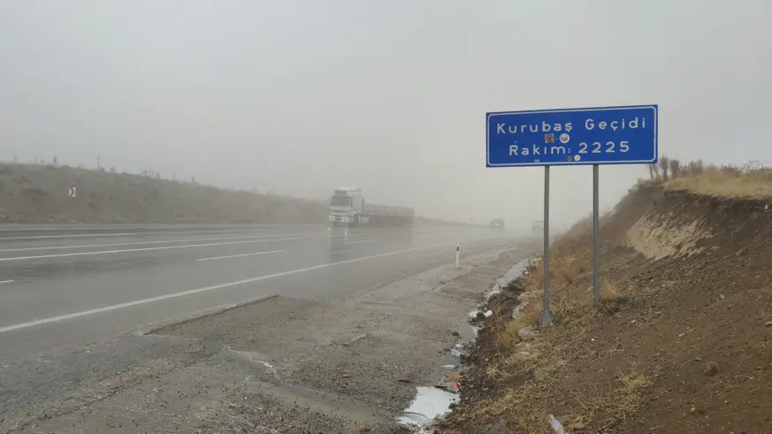 Van'da Kurubaş Geçidi’nde yağmur ve yoğun sis etkili oldu