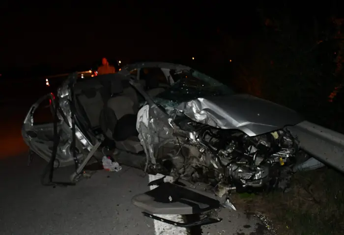 Hatay’da bariyerlere çarpan otomobilin sürücüsü öldü