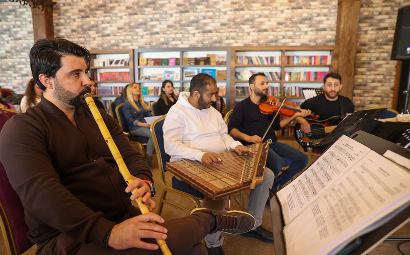 Depremden sonra müziğe sarıldılar