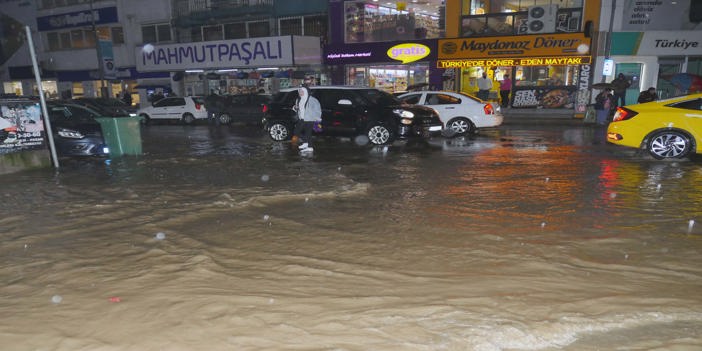 Balıkesir'de sağanak yağış dolayısıyla ev ve iş yerlerini su bastı