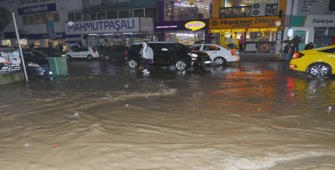 Balıkesir'de sağanak yağış dolayısıyla ev ve iş yerlerini su bastı