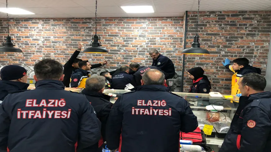 Elini kıyma makinesine kaptıran market çalışanını itfaiye ekipleri kurtardı