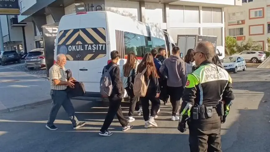 Antakya'da servis tartışması! Kız öğrenciler için gönderilen yazı geri çekildi