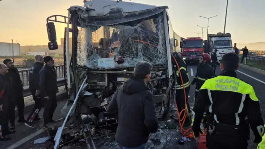 Manisa'da işçi servisi tıra çarptı: 22 yaralı