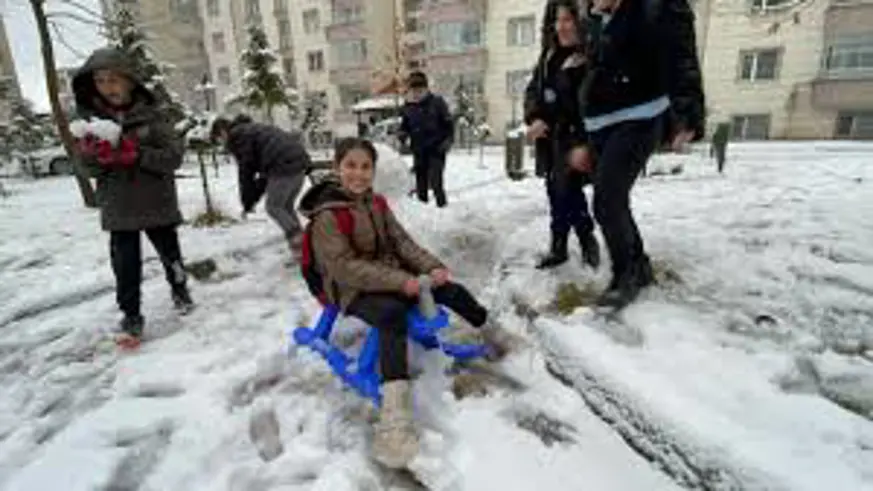 Bitlis’te kar tatilini fırsat bilen çocuklar sokaklara döküldü