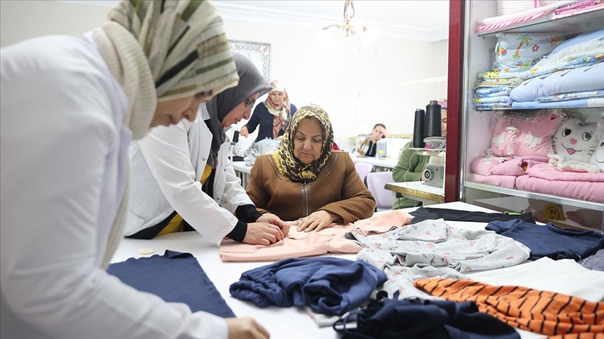 Depremde yakınlarını kaybeden kadınlar hayata tutunmaya çalışıyor