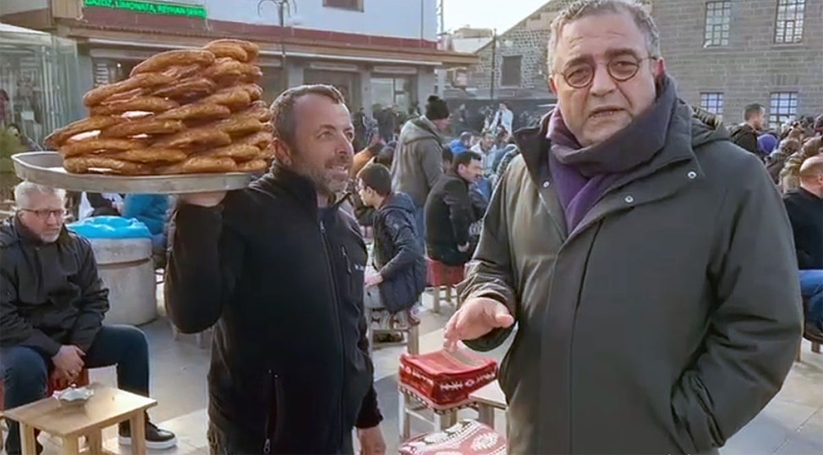 Tanrıkulu bir Tepsi simit dağıttı