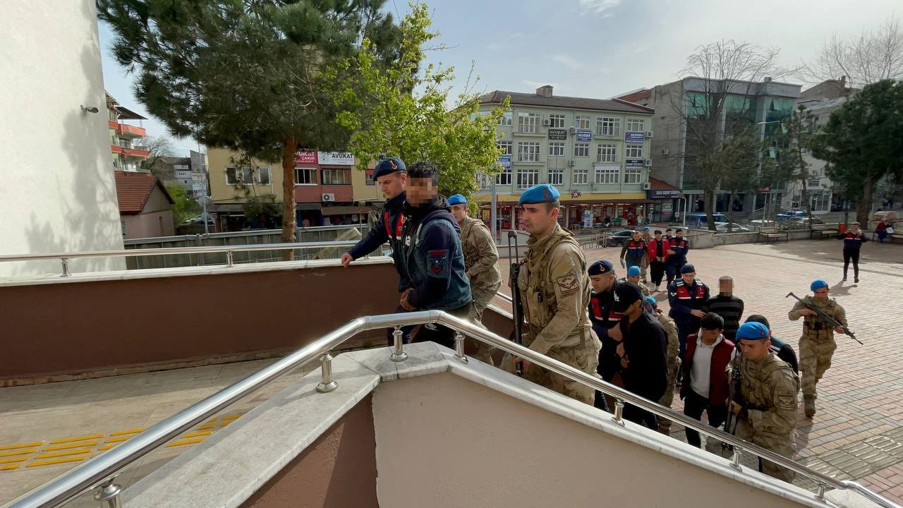 Zonguldak'ta Vahşet: Eve Zorla Girdi Eşinini Sevgilisini Defalarca Bıçakladı!