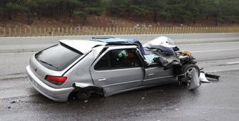 Adana'da tıra çarpan otomobildeki 1 polis öldü, 1 polis yaralandı