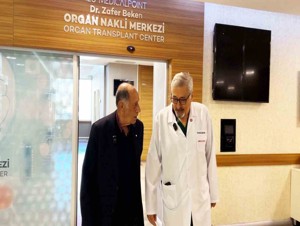 30 yıl sonra ameliyatını yapan doktorla bir araya geldi 