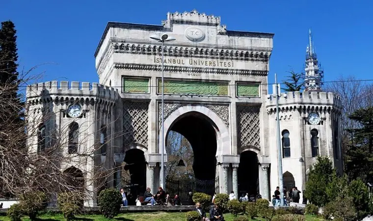 İstanbul Üniversitesi'nde halka arz fotoğraf çekme izdihamı