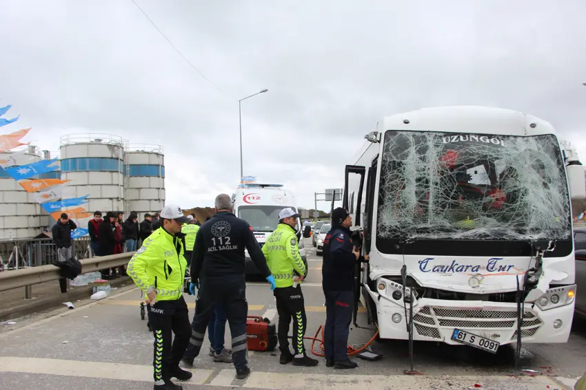 Maça giden taraftar midibüsü tıra çarptı