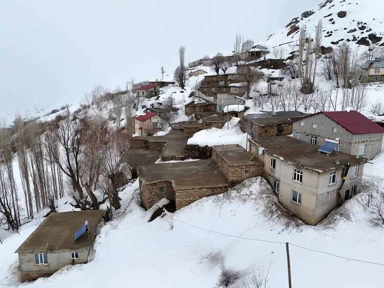 Bitlis'in toprak damlarında köylülerin kar mesaisi