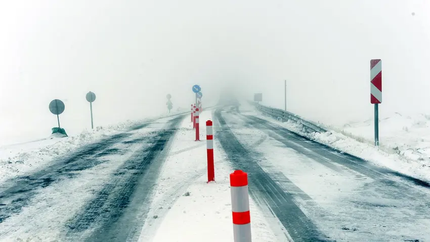 Erzurum-Tekman kara yolu kar ve tipi nedeniyle ulaşıma kapatıldı