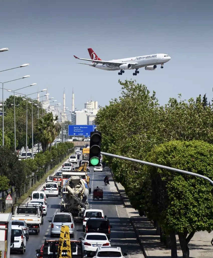 Kira ödememek için derslere uçakla gidip geliyor