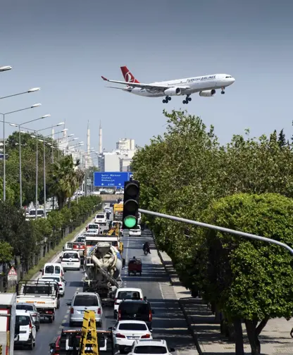 Kira ödememek için derslere uçakla gidip geliyor