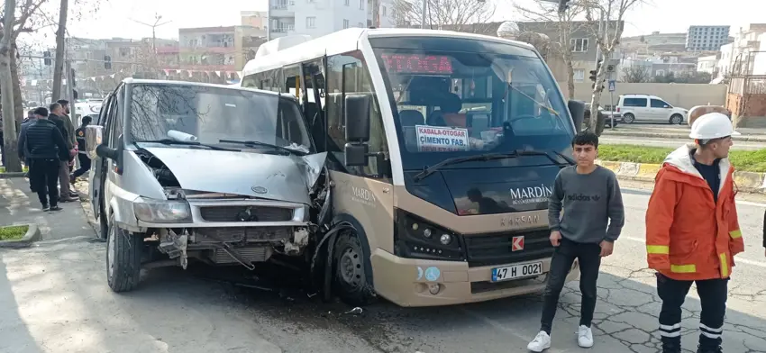 2 minibüs çarpıştı: Çok sayıda yaralılar var