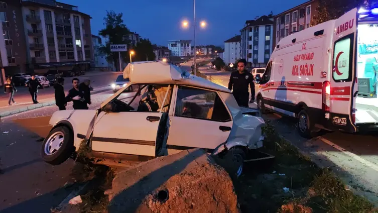 Direğe çarpan sürücü kurtarılamadı! 2 yaralı 