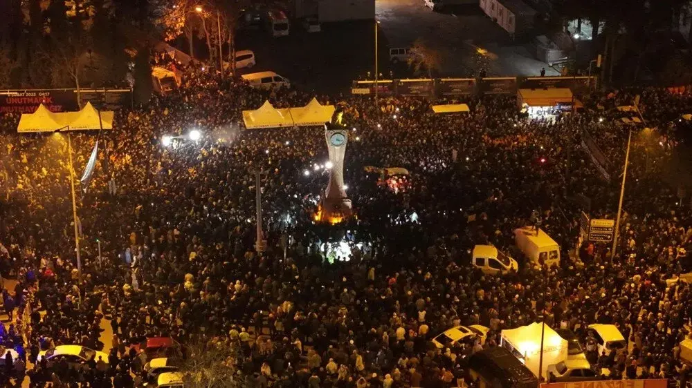 VİDEO - Depremzedeler 6 Şubat'ın yıl dönümünde geceyi sokaklarda geçirdi