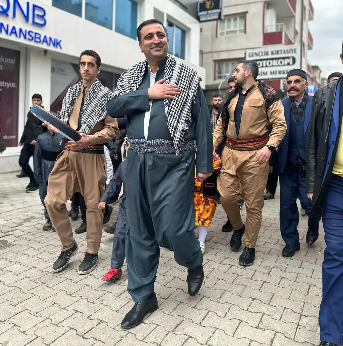 HÜDA PAR'dan anadil yürüyüşü