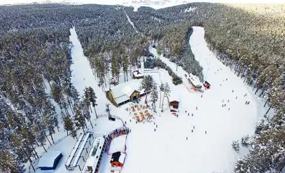 Kar yağışı Sarıkamış Kayak Merkezi'ndeki turizmcileri güldürdü