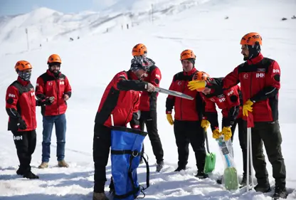 Karla kaplı arazide çığ eğitimi 