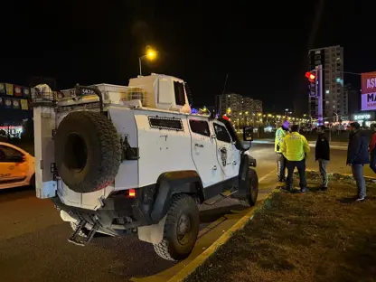 Diyarbakır Dünya Kavşağı’nda kaza: Minibüs bisikletliye çarptı