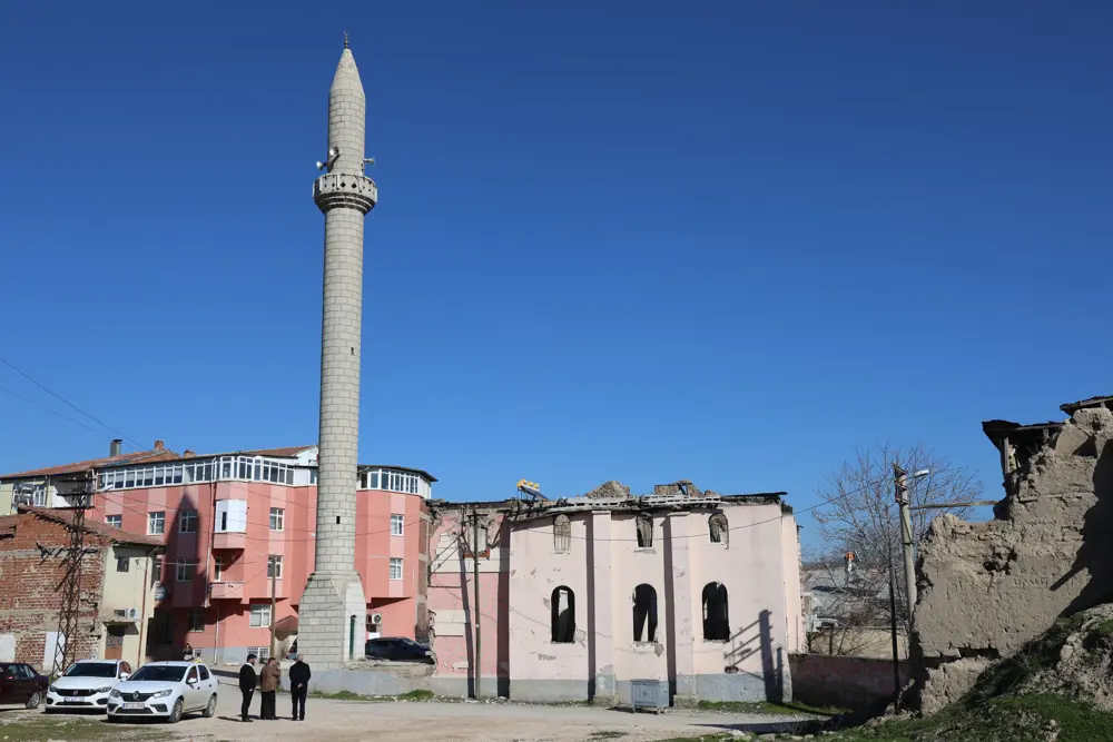 Bakımsız olan 300 yıllık cami harabeye döndü