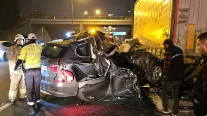 Bağcılar'da otomobil TIR'ın altına girdi