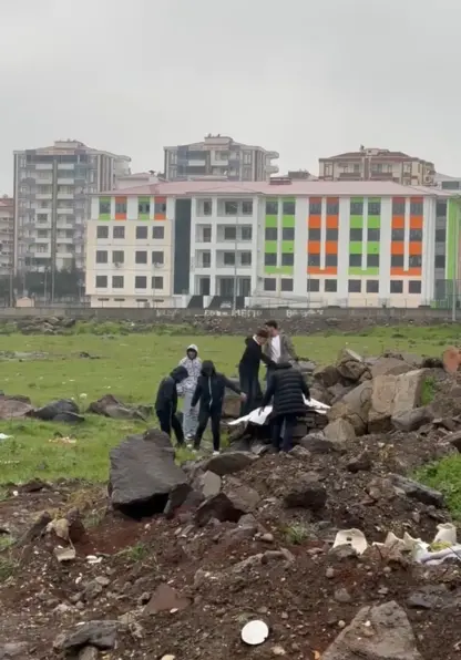 Küçücük yüreklerden içimizi ısıtan davranış, köpeğin durumuna seyirci kalmadılar