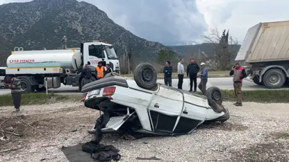 Lastiği patlayan araç takla attı, yaralılar var