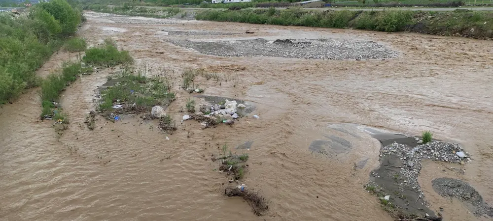 Meteoroloji kuvvetli yağış uyarısı yapmıştı: Şiddetli yağış sele neden oldu