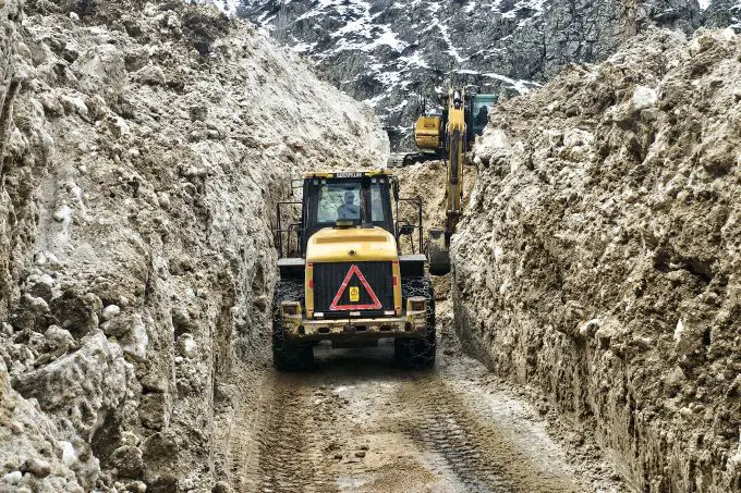 Van'da çığın düştüğü mahalle yolunda çalışma başlatıldı