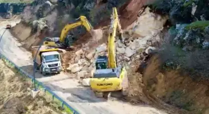 Heyelan sonrası ulaşıma kapanan yol tekrar açıldı