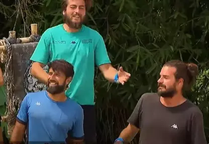 Survivor'da Olaylar Bitmiyor! Hakan Hatipoğlu Gizlice Yemek Yerken Yakalandı