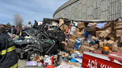 Tır otomobilin üzerine devrildi, 4 kişi öldü, 2'si polis 3 kişi yaralandı