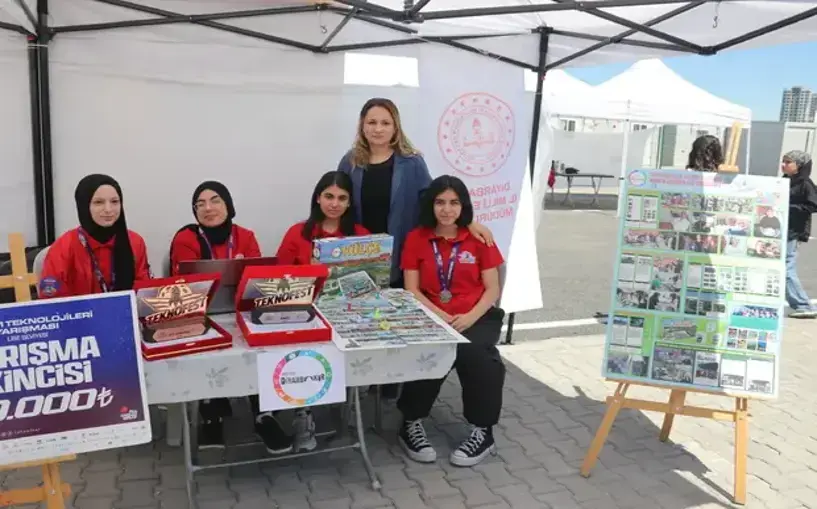 Engelli vatandaş ekiplerin yardımıyla Diyarbakır'da oyunu kullandı