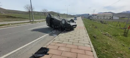 Refüje kalkan araç takla attı; 5 yaralı 