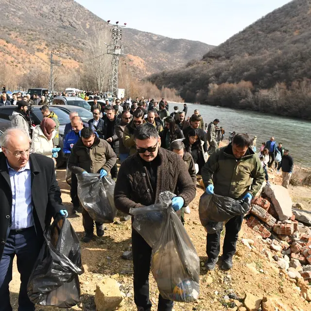 Tunceli Valisi Tekbıyıkoğlu sırtını Munzura verdi, sosyal medyadan kentini tanıtıyor