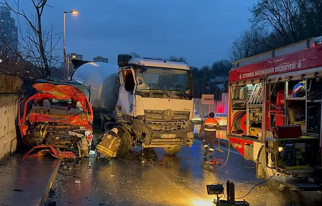 Sarıyer’de feci kaza! Beton mikseriyle kamyon çarpıştı