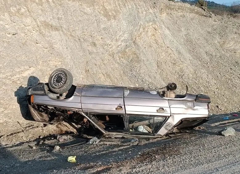 Devrilen otomobilde 1 kişi öldü, 1 kişi yaralandı