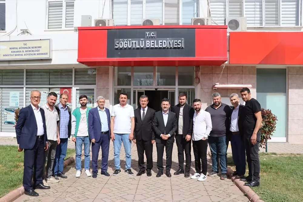 Söğütlü Esnaf ve Sanatkarlar Odası Başkanı İsmet Yıldız, Belediye Başkanı Selçuk Kurt'u Ziyaret Etti