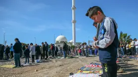 Depremzede köylü cuma namazını meydanda kıldı