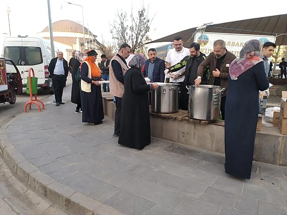 DİKO Hastane önünde iftar yemeği verdi