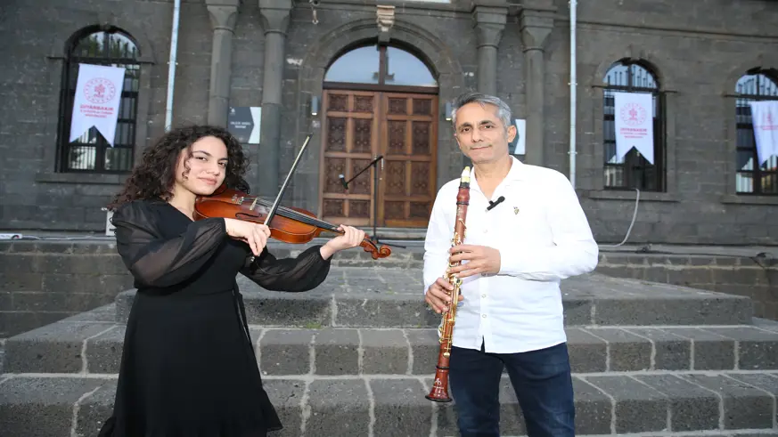 Baba ve kızdan müzik dinletisi 