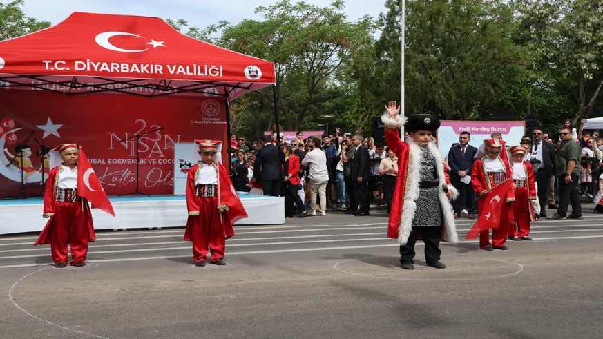 Fatih Sultan Mehmet, Ali Gaffar Okkan ve Naim Süleymanoğlu 23 Nisan kutlamalarında 