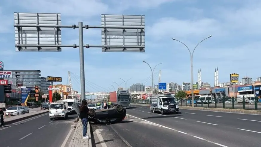 Takla atan otomobilden sağ salim çıktı