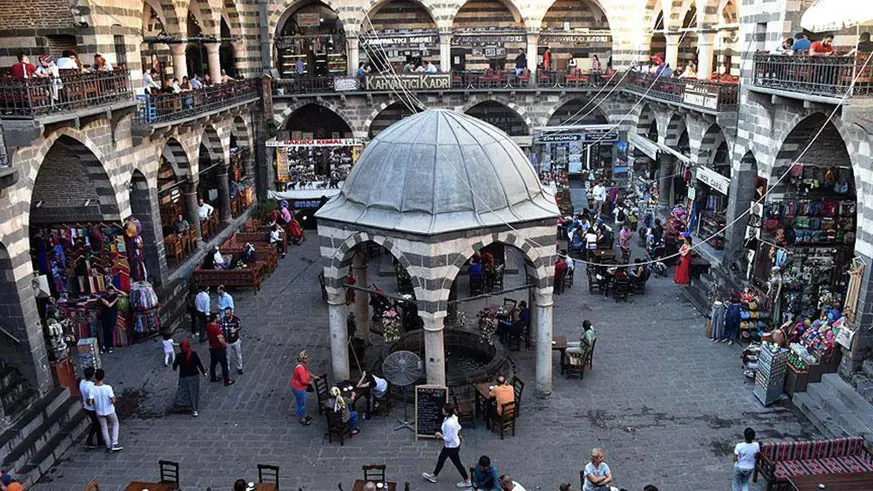 Diyarbakır Vakıflar Bölge Müdürlüğü'nden öğrencilere jest