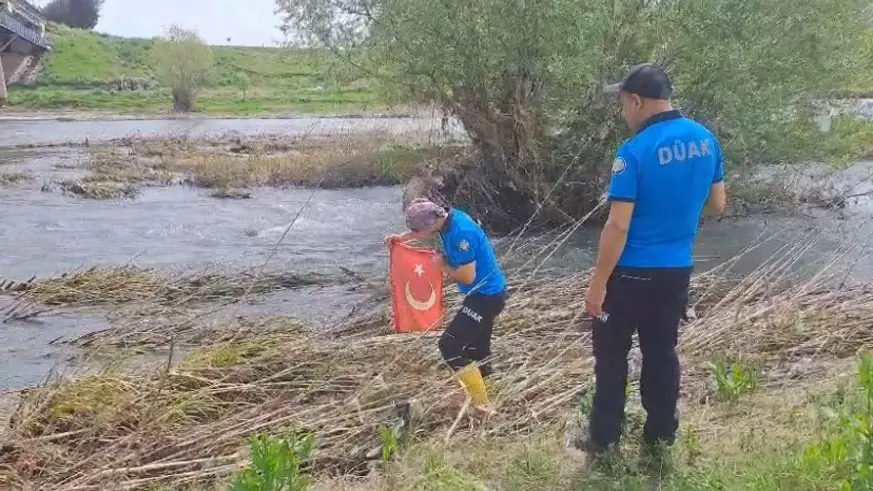 Diyarbakır’da arama kurtarma faaliyetinde olan ekibin ‘Türk bayrağı’ hassasiyeti